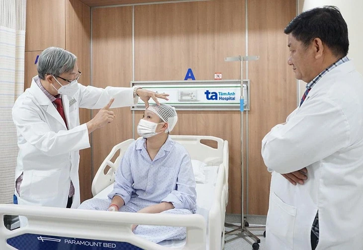 Les docteurs vérifient le processus de rétablissement d’un jeune patient opéré d’une tumeur cérébrale par robot intelligent, à l’Hôpital général Tâm Anh.