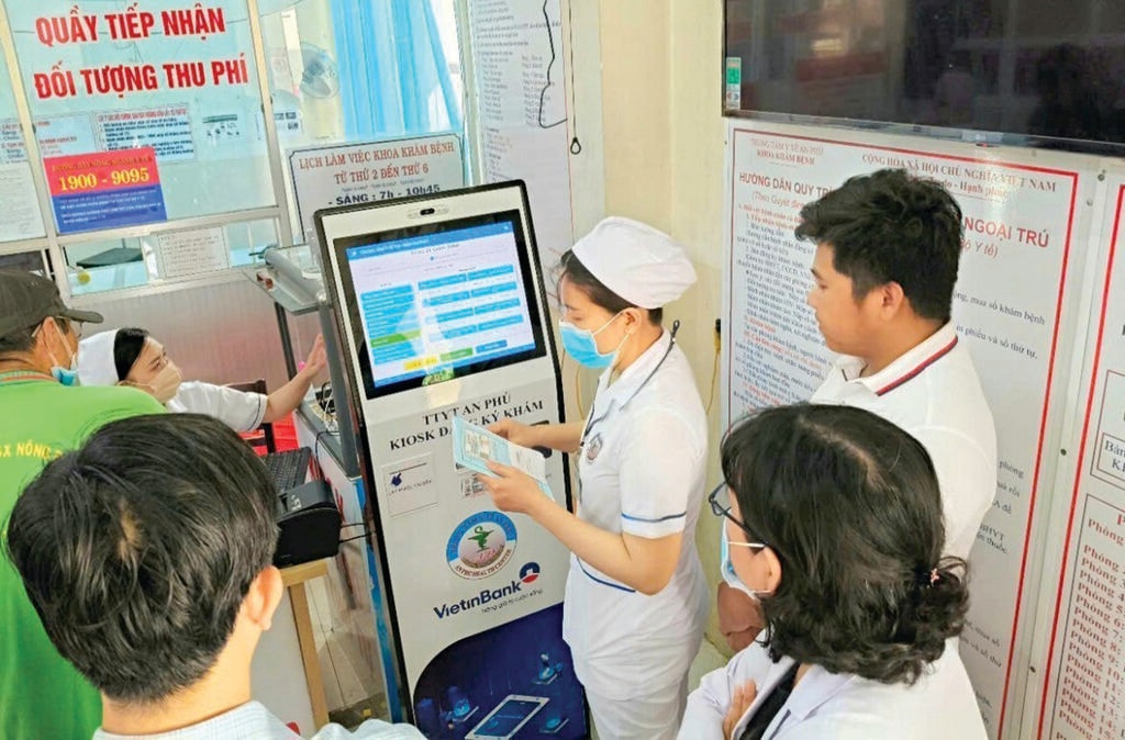 Inscription aux soins sur borne intelligente au Centre médical d’An Phu, province d’An Giang (Sud).