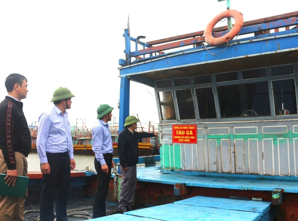 À Đông Trạch (province de Quảng Trị), les autorités locales et les forces compétentes scellent des bateaux de pêche non conformes.