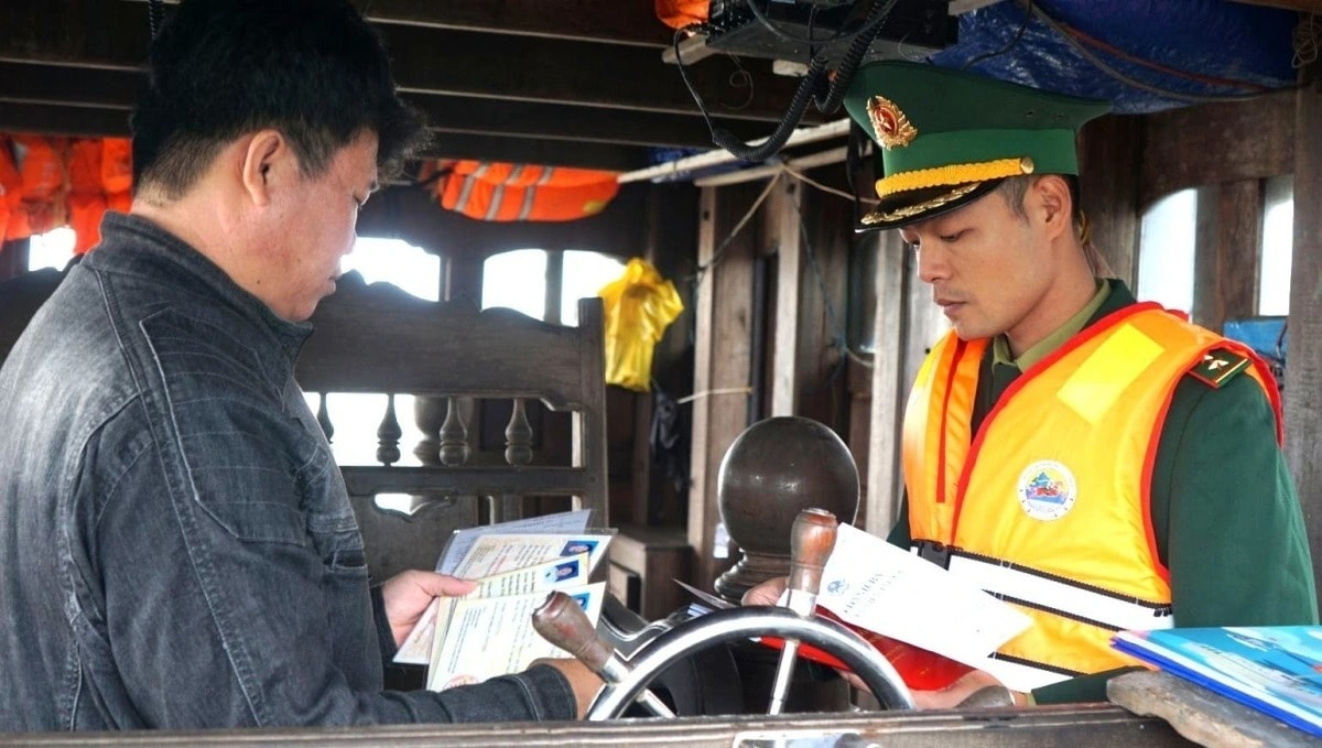 Les gardes-frontières de la ville de Huế inspectent les navires avant leur sortie en mer pour la pêche hauturière. Photo : VOV/CVN