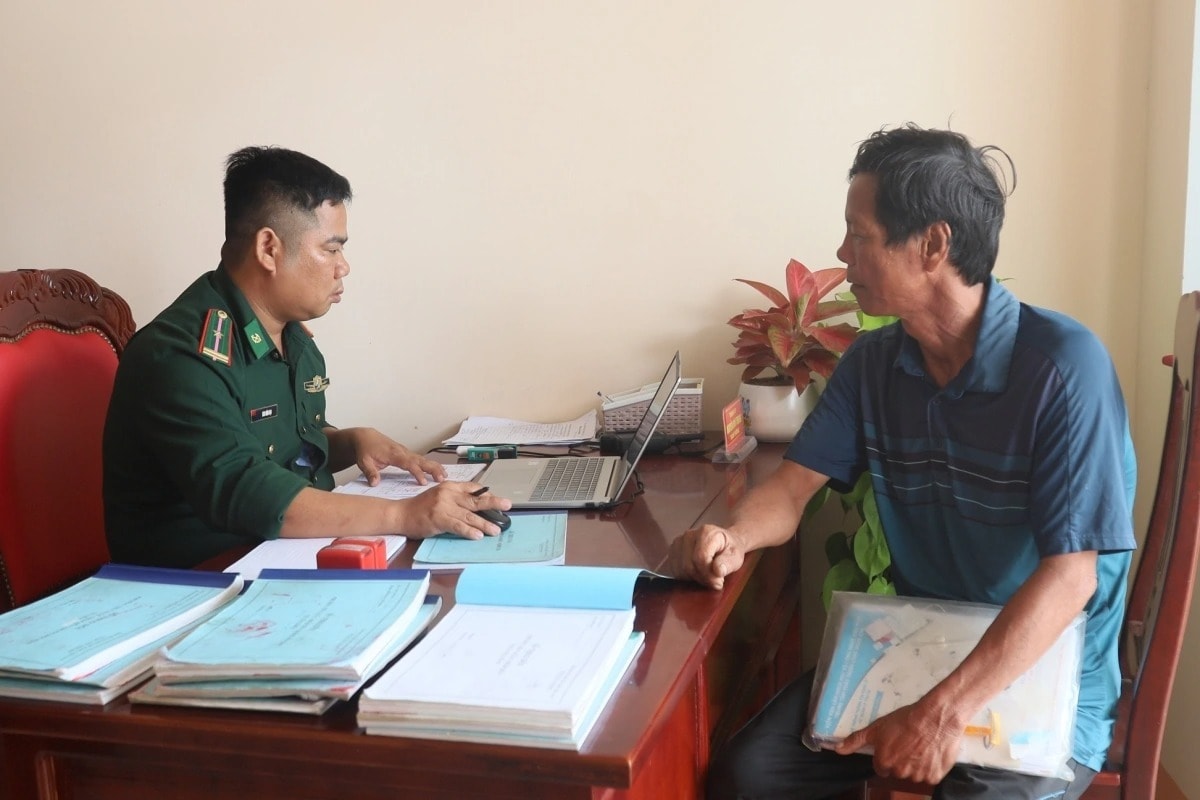 nguoi_dan_lam_thu_tuc_de_tau_vao_khu_vuc_tram_kiem_soat_bien_phong_sa_ky._.jpeg
